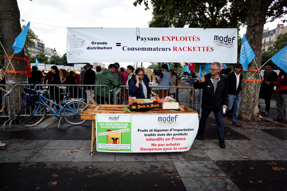 Vente de fruits et légumes au juste prix organisée par le PCF et le MODEF